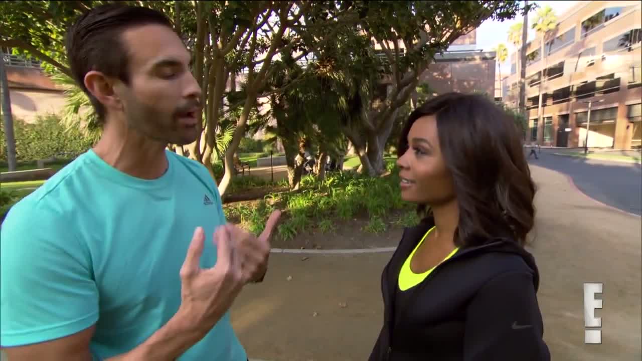 Jorge Cruise training E! News correspondent Zuri Hall in a five-minute outdoor workout