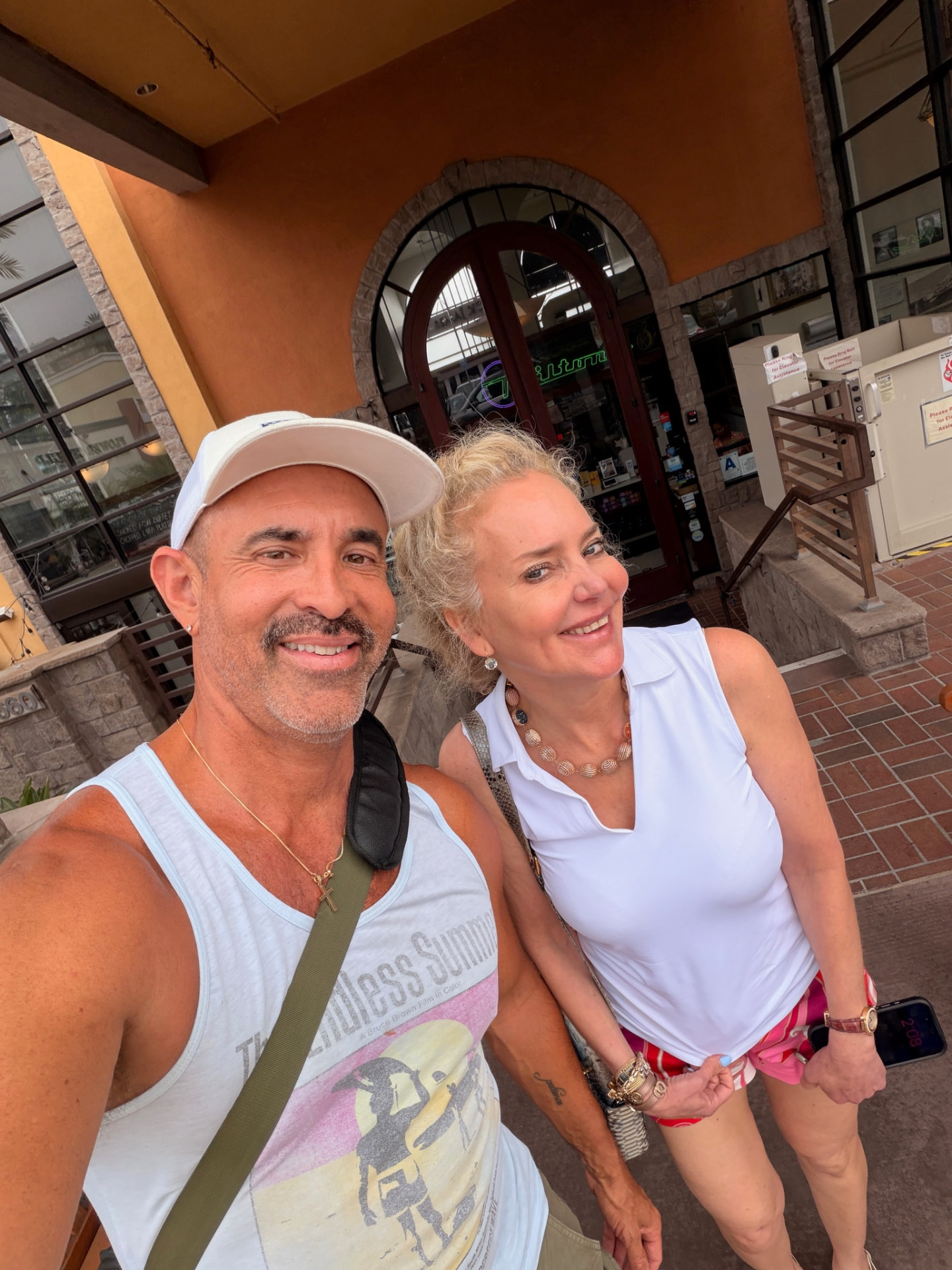 Jorge Cruise at lunch with his friend Niki